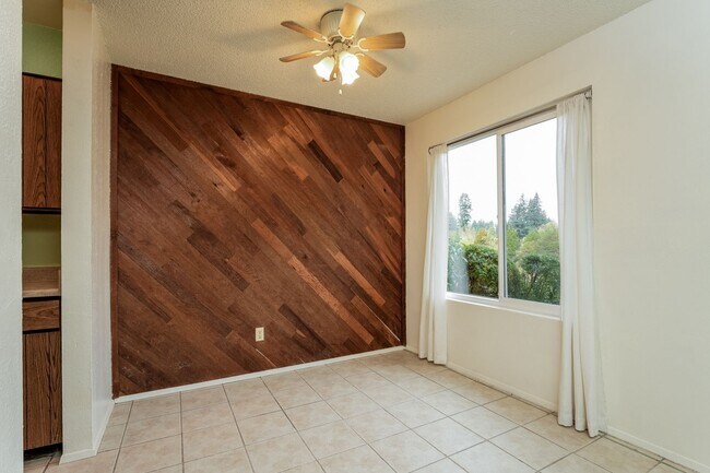 Building Photo - 2 Bedroom 2 Bathroom Sits Right on the Sho...