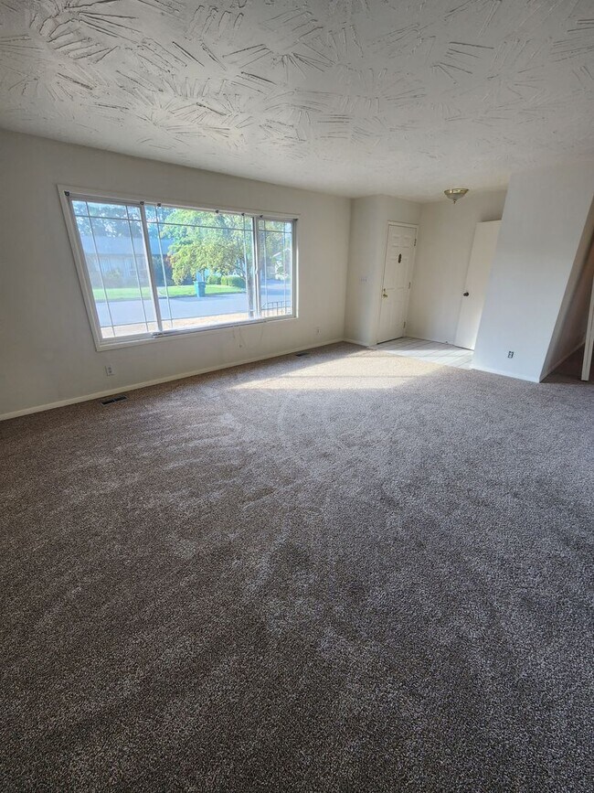 Building Photo - SINGLE FAMILY HOME ON HILLCREST (APP#72)