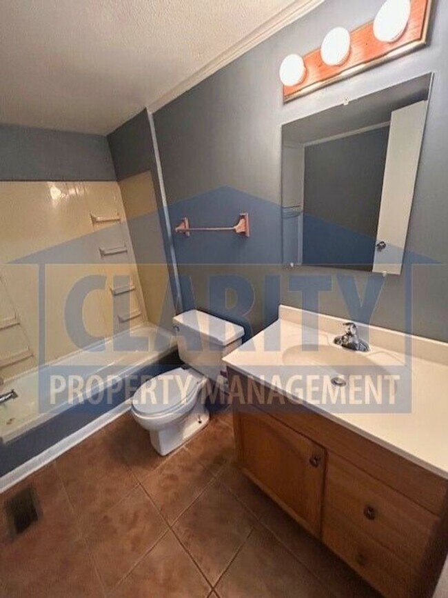 Building Photo - Spacious 3 bedroom, 2 bath home