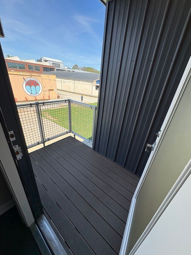 Building Photo - Beautiful 1 bedroom Modern Townhome
