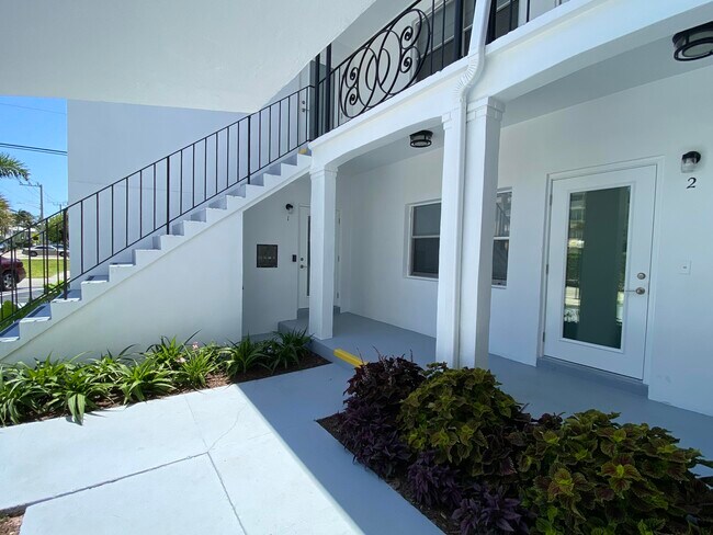 Building Photo - 1519 S Olive Ave