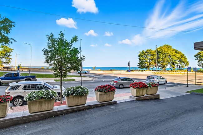 Building Photo - 6700 S South Shore Dr