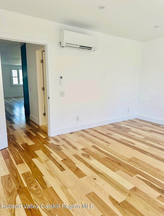 Building Photo - 412 Main St