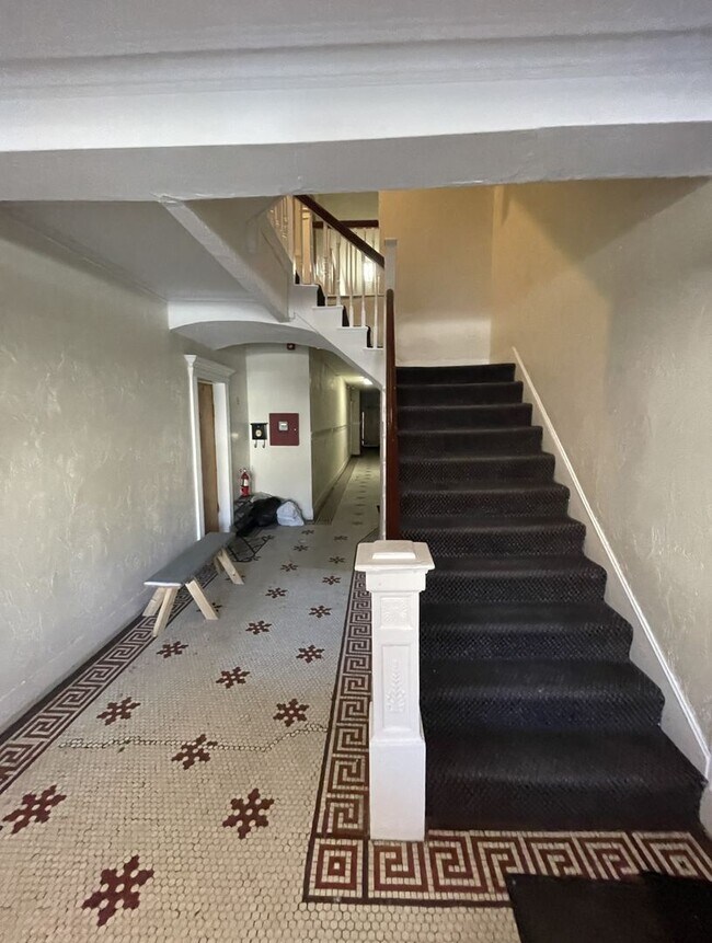 Building Photo - 3-bed w/ H+HW on GL-B