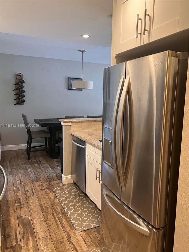 Building Photo - 400 N Riverside Dr