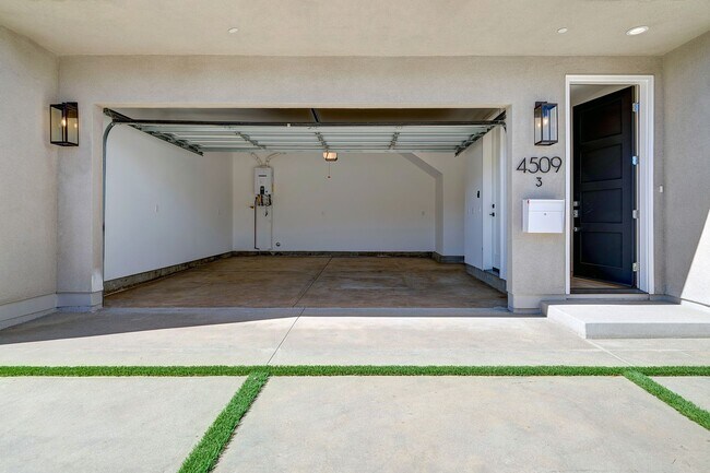 Building Photo - Fantastic Multi-Level Townhome - 3 bed 3 b...
