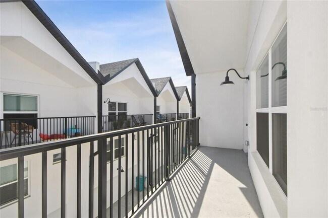 Building Photo - 1602 Park Lake St