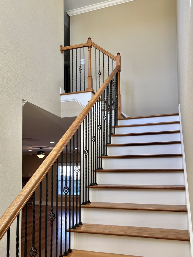 Building Photo - 2000 Croyden Cir