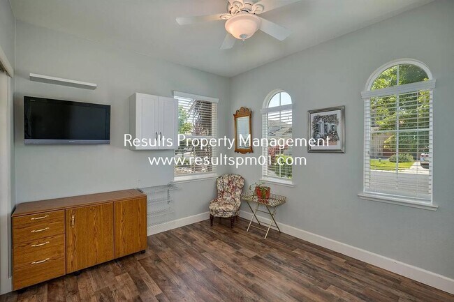 Building Photo - Spacious and upgraded 4 Bed 3 Bath Roseville Home