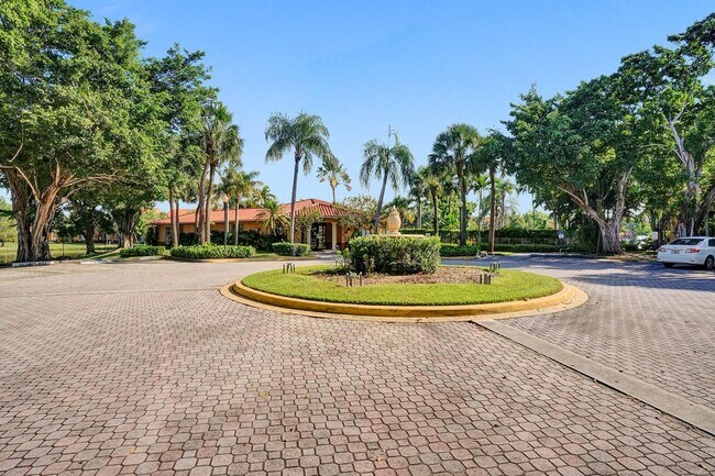 Building Photo - Updated 2 Bed, 2 Bath 1st Floor Condo with Garden Views in Lakes of Jacaranda, Plantation