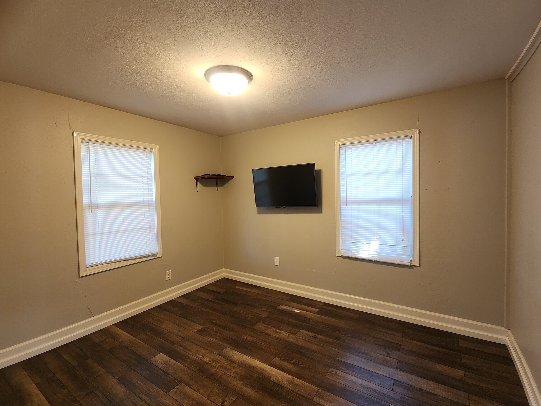 Building Photo - 5215 N Glen Elm Dr