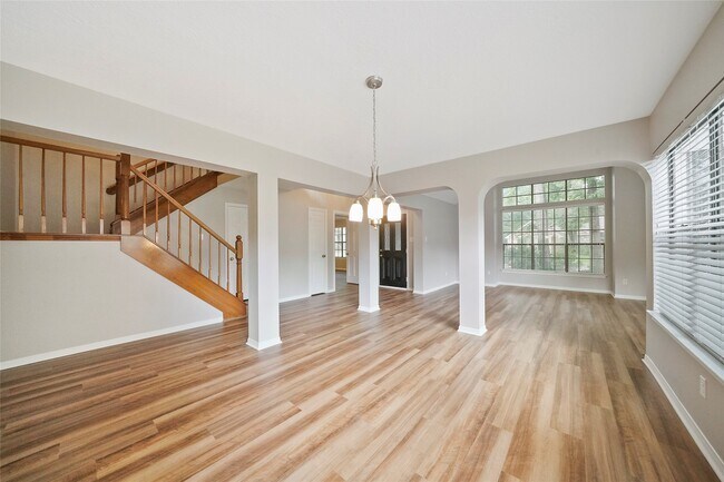 Building Photo - 2402 Brookdale Dr