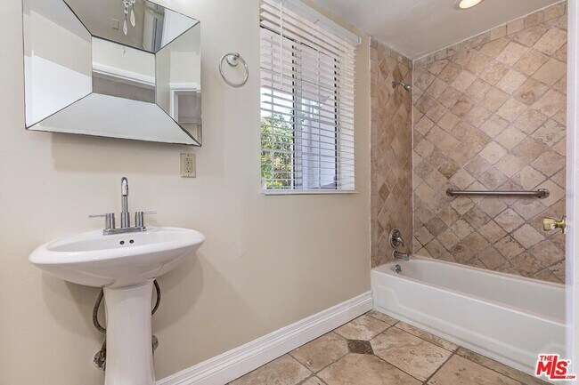 Building Photo - 1215 Edris Dr