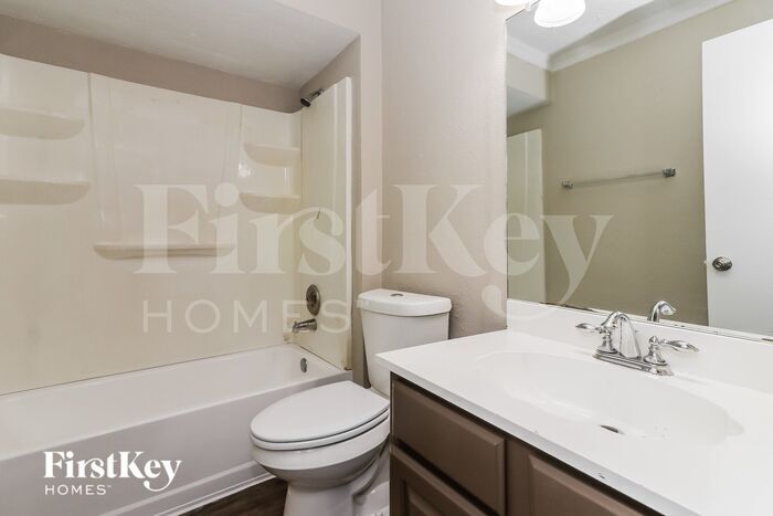 Building Photo - 15310 Meadow Village Dr