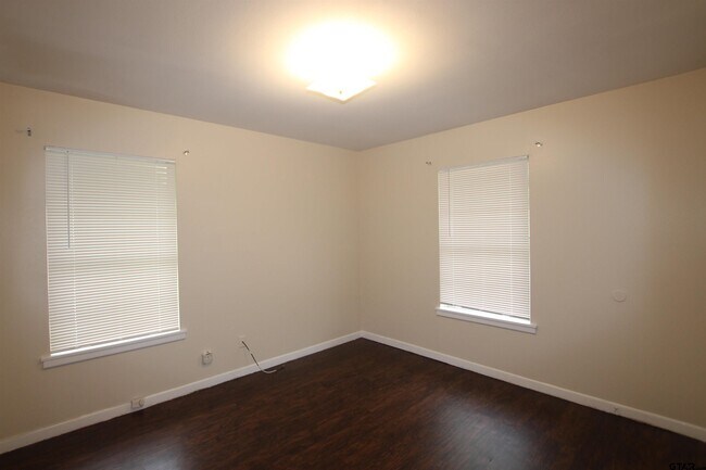 Building Photo - 420 E Hudson St