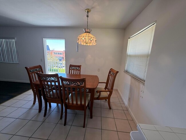 Building Photo - 516 Saxony Dr