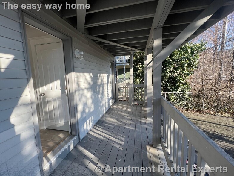 Building Photo - 10 Cady Ave