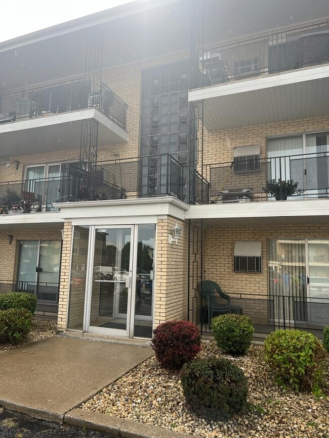 Building Photo - 9407 S Roberts Rd