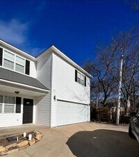 Building Photo - Spacious 3-Bed, 2.5-Bath Fourplex with Gar...
