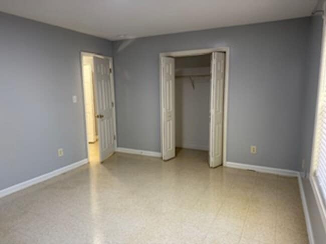 Building Photo - 245 Lakewood Dr