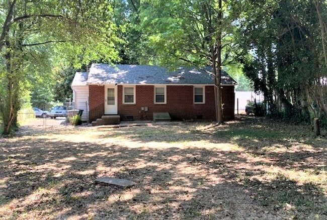 Building Photo - Selwyn/Collins Park area  3 bed, 1 bath Bu...