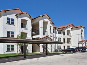 Building Photo - 1701 Oak Hill Ln