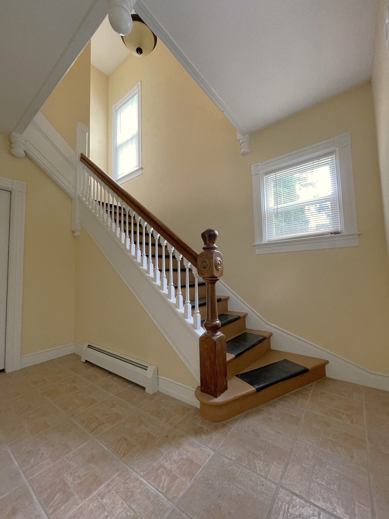 381 W. First St. Front Foyer - 381 W 1st St