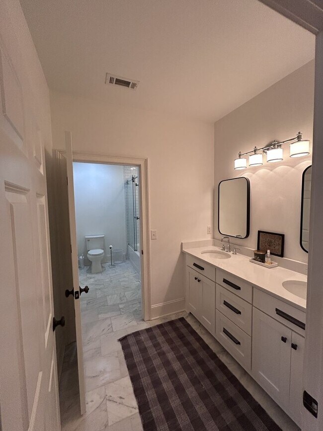 Building Photo - 212 Village Walk Ln