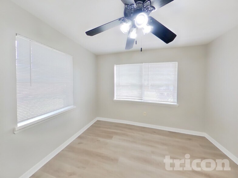 Building Photo - 1332 W Hartley Cir