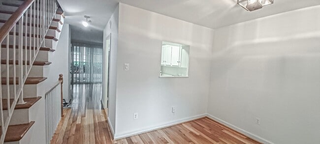 Building Photo - Sunlit 2 Bed 1 Bath, 3 Level Townhome in S...