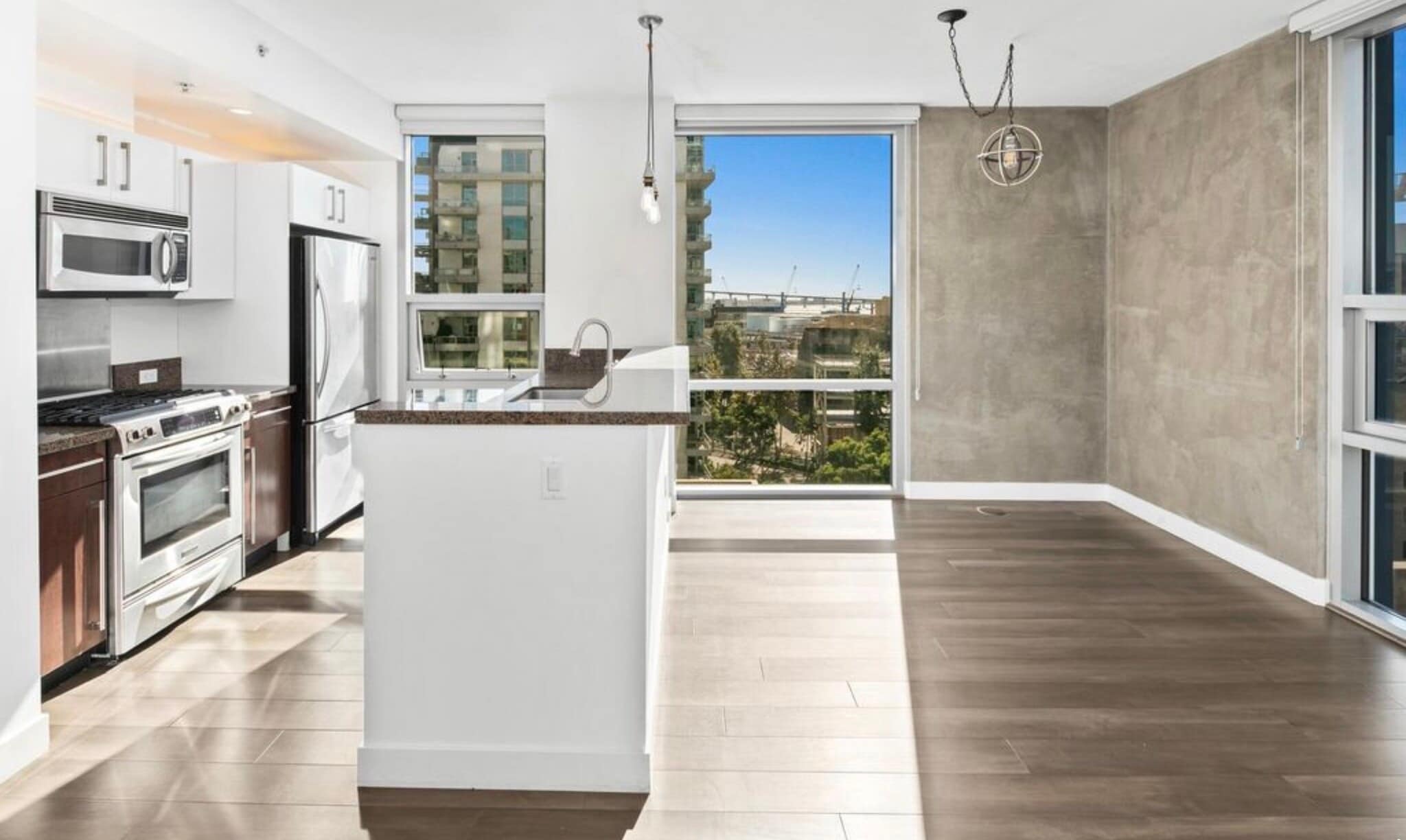 Kitchen/dining area - 321 10th Ave