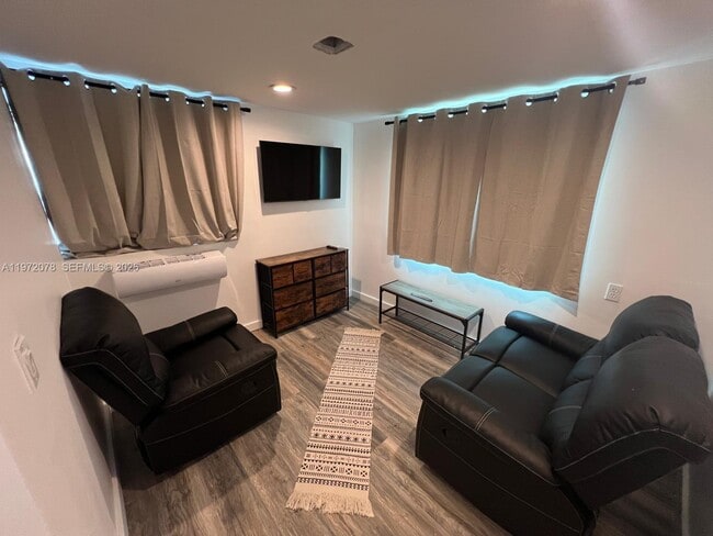 Building Photo - 1430 NE 149th St