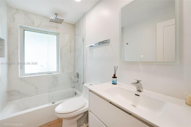 Building Photo - 560 Hampton Ln