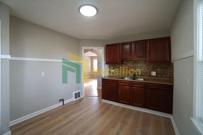 Building Photo - 9858 S Drexel Ave