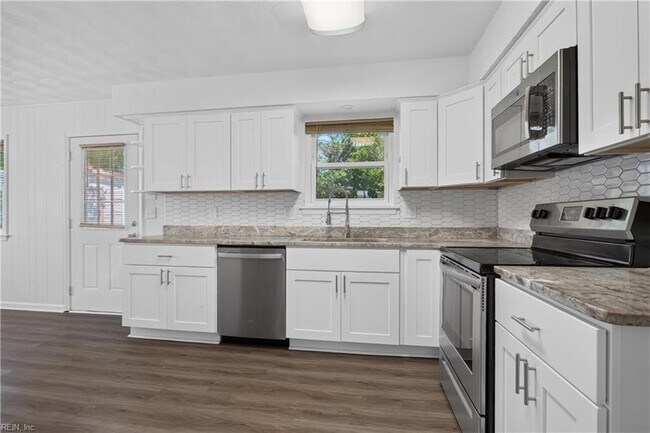 Building Photo - 3044 Camelot Blvd