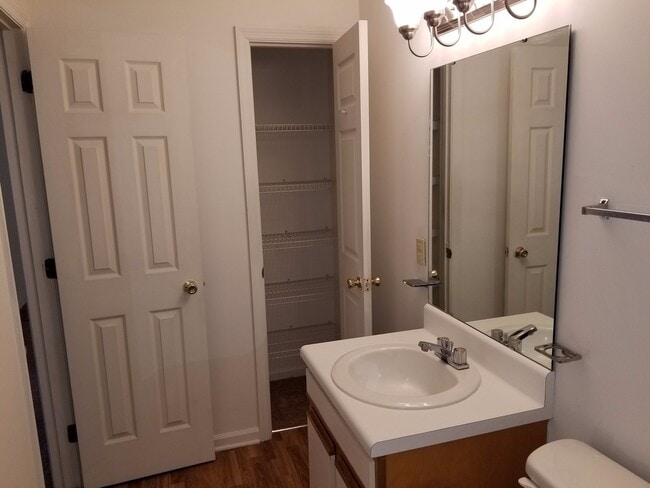 Building Photo - 2 Bedroom, 1 bath apartment " Call us about our move in special"