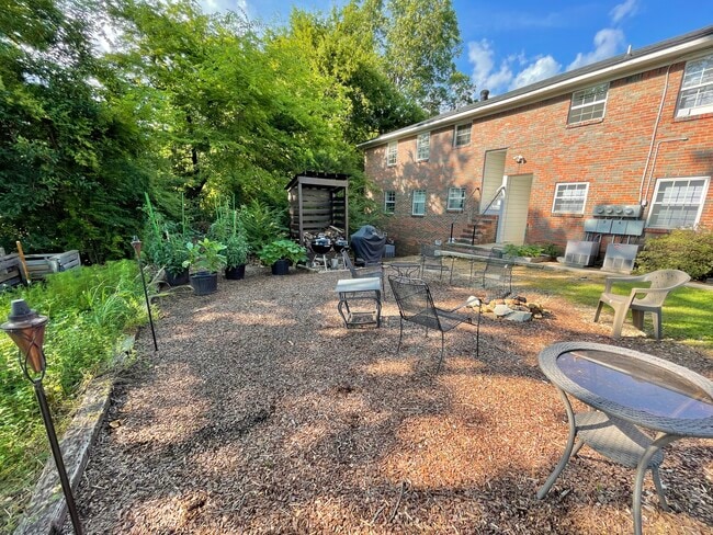 Shared backyard - 1900 Courtney Dr