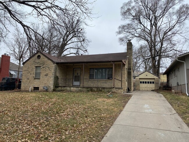 Building Photo - Charming Woods Park Home | 2 Bed | Fenced Yard | Garage | $1800/mo