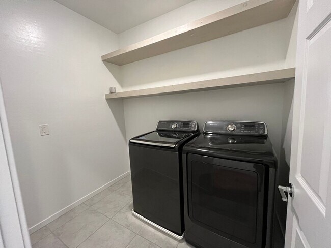 Building Photo - Stunning 3 Bedroom 3 Bathroom in Summerlin...