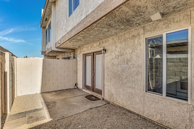 Building Photo - Remodeled 3/2 off Indian School & 43rd Ave