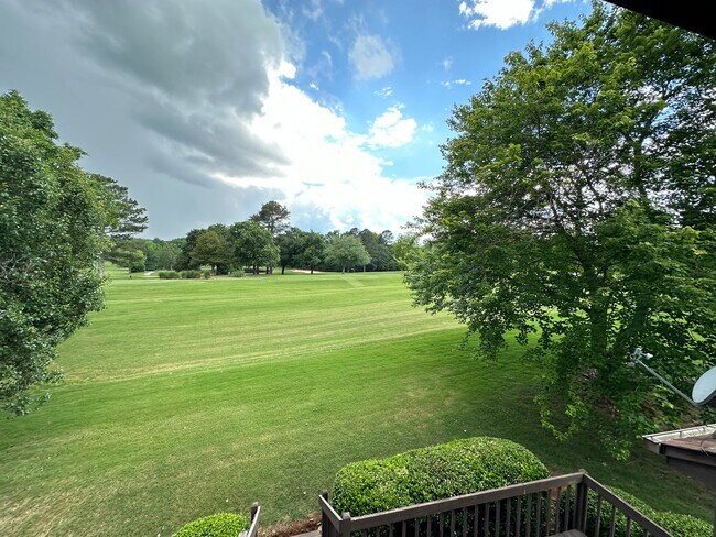 Building Photo - 3 BR 2 1/2 BA Townhome with Community Pool