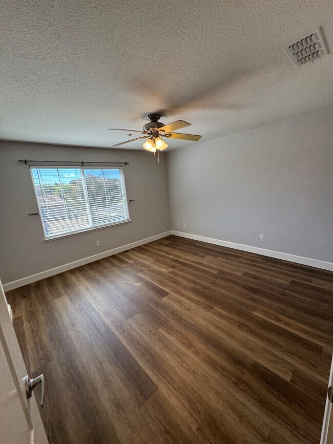 Building Photo - Beautiful 4 Bedroom, 3 Full Bath in Perfec...