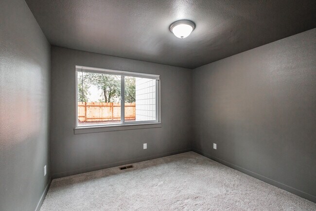 Building Photo - 837 Woodmansee Ct SE