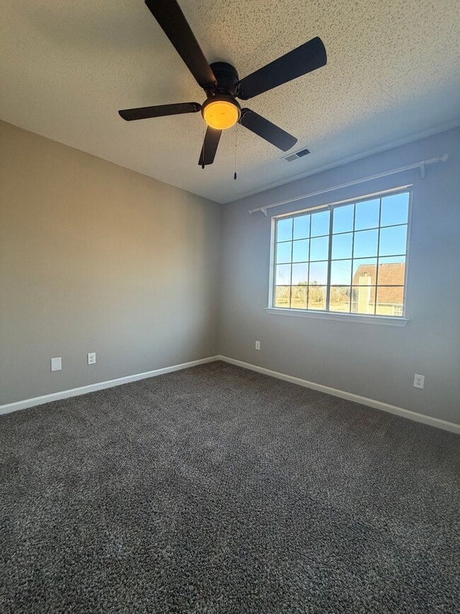 Building Photo - 4 bed | 2.5 bath | 2,630 sq ft