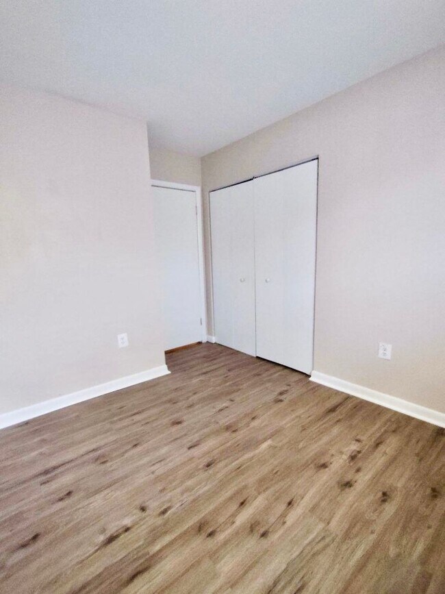 Building Photo - Spacious 3 Level Stafford Townhouse