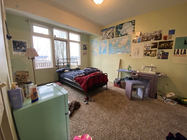 Building Photo - 825 N Garden St