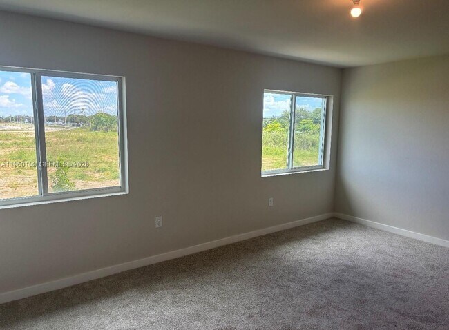 Building Photo - 1022 W Davis Pkwy