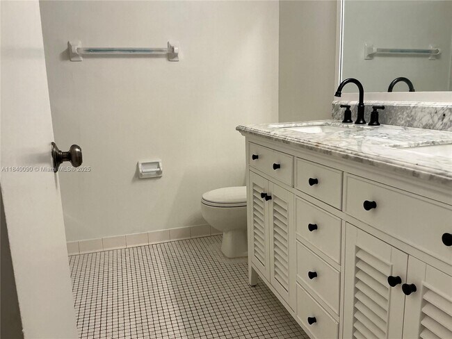 Building Photo - 407 Gardens Dr