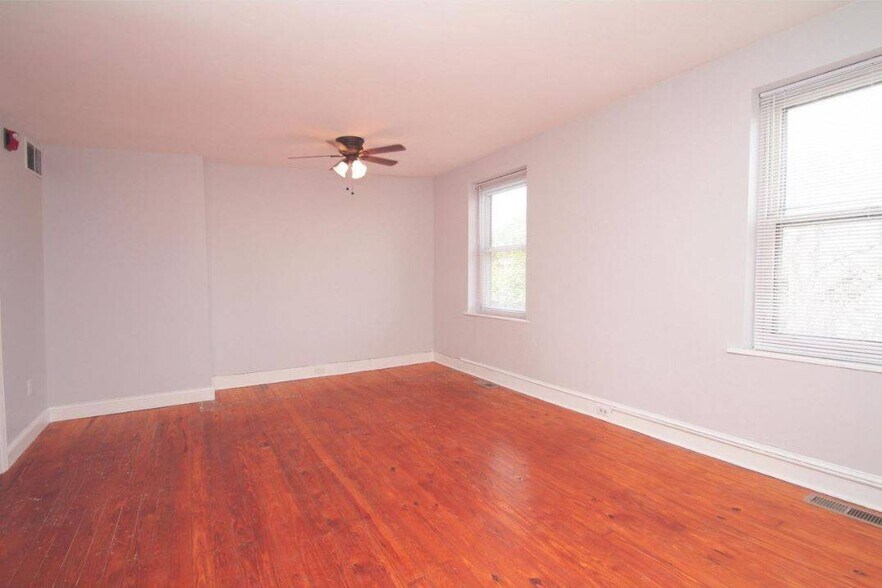 Building Photo - 1702 W Girard Ave