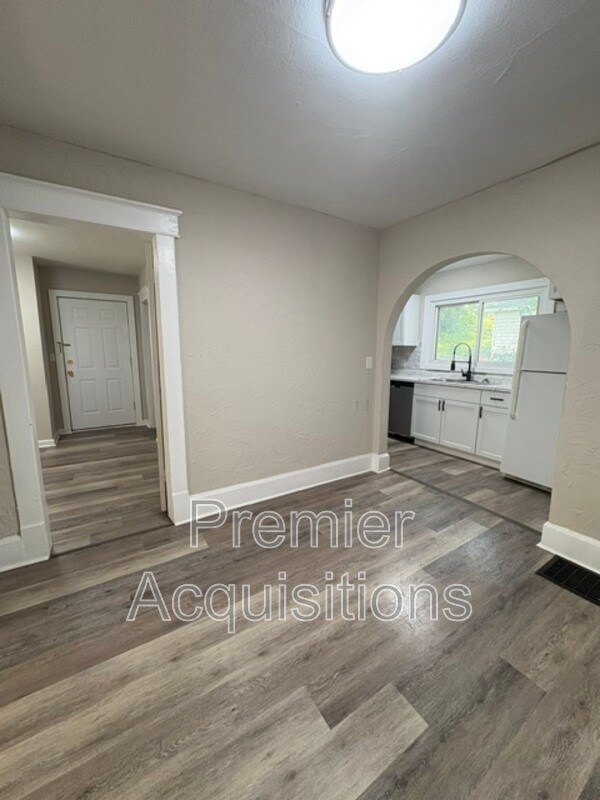 Building Photo - 3318 Fernwood Ave